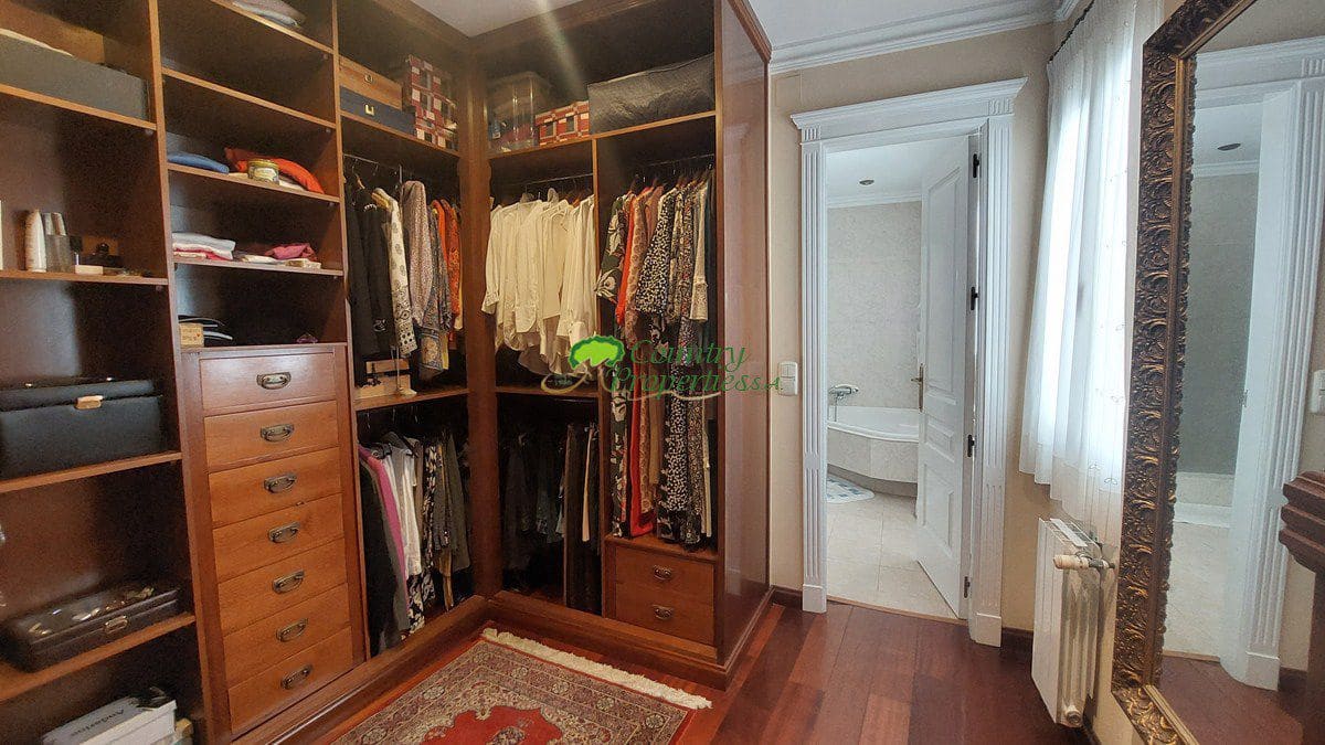 4 bedroom Villa for sale in Velez-Malaga with garage - € 1,200,000 (Ref: 8428428)