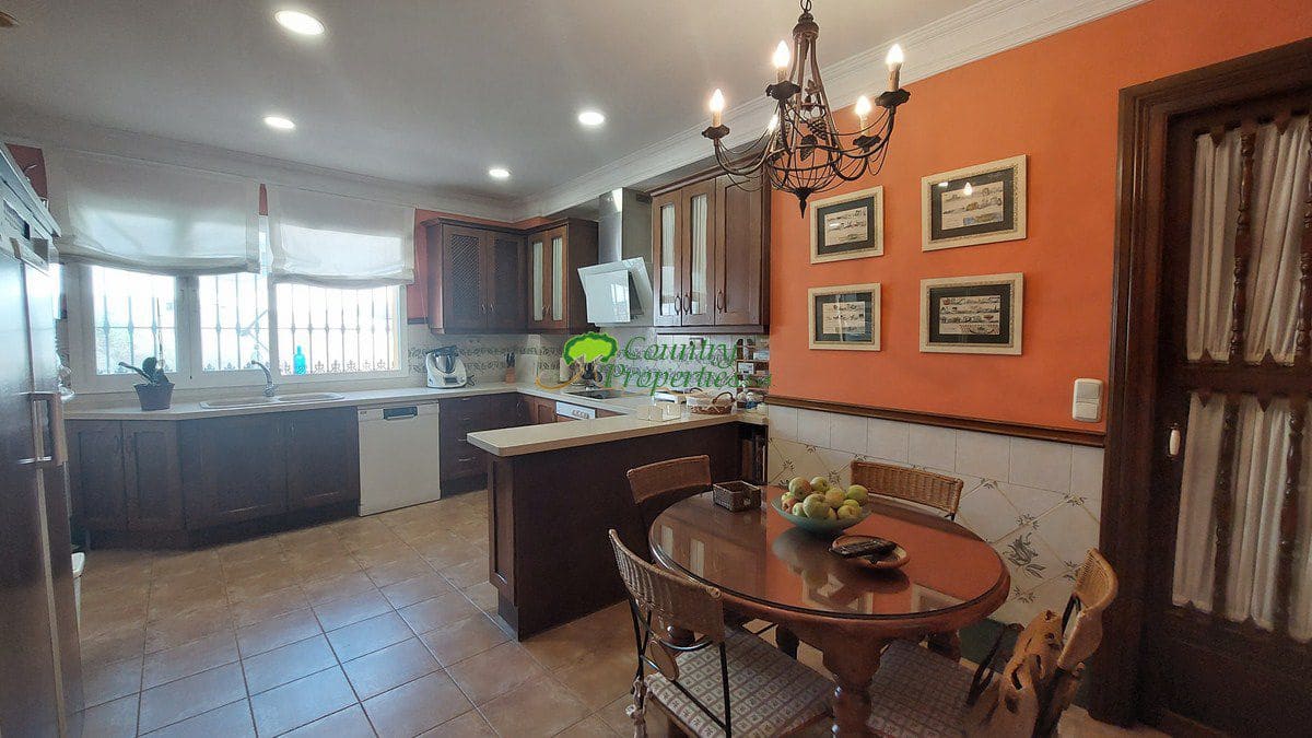 4 bedroom Villa for sale in Velez-Malaga with garage - € 1,200,000 (Ref: 8428428)