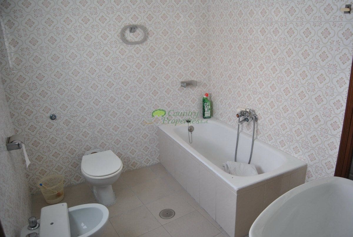 4 soveværelse Byhus til salg i Competa - € 99.000 (Ref: 8572138)