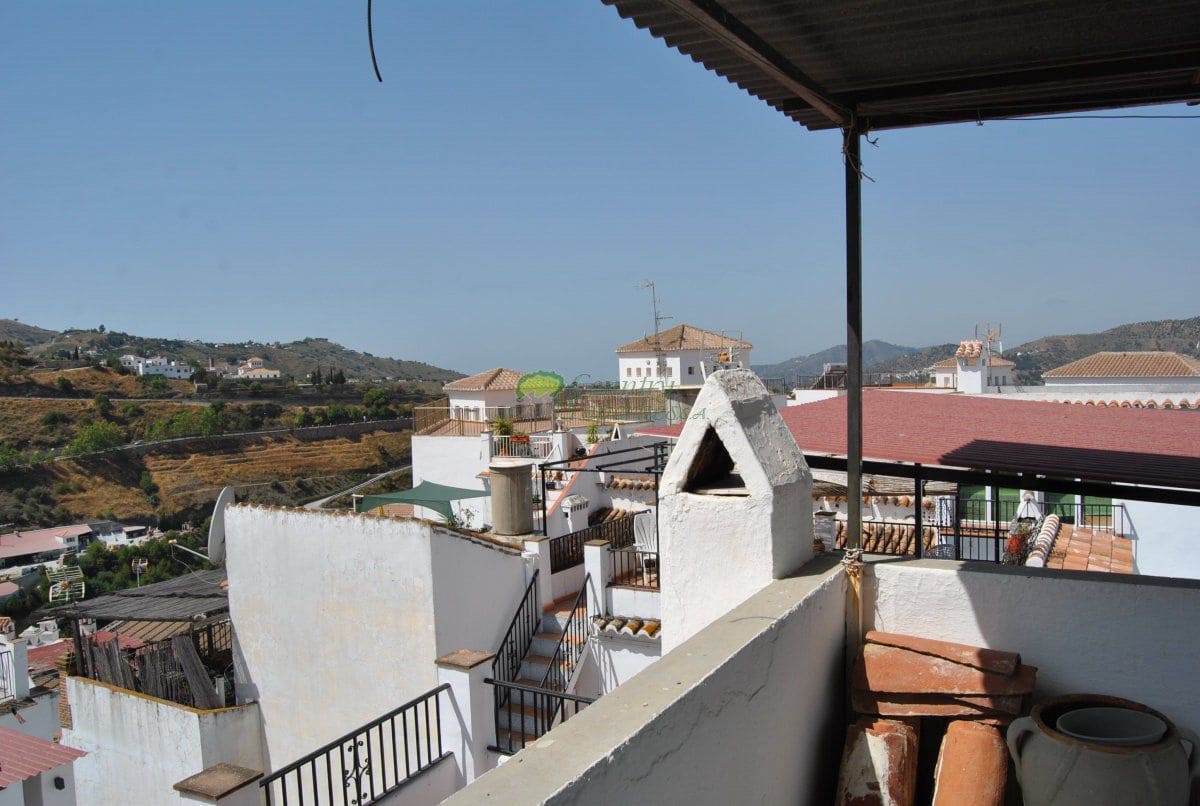 4 soveværelse Byhus til salg i Competa - € 99.000 (Ref: 8572138)