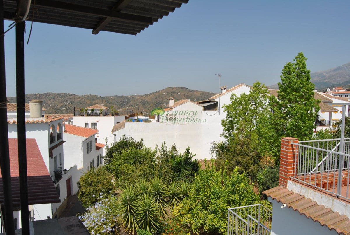 4 soveværelse Byhus til salg i Competa - € 99.000 (Ref: 8572138)