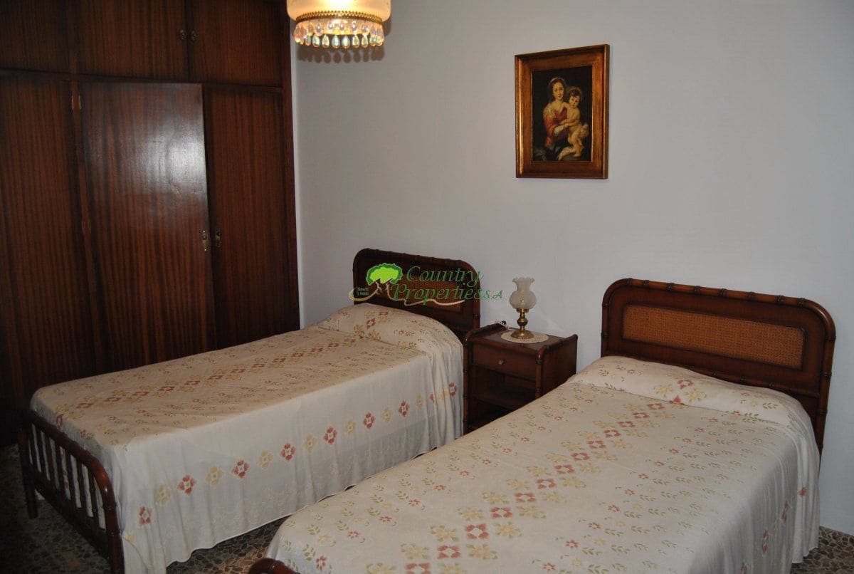 10 bedroom Townhouse for sale in Competa - € 210,000 (Ref: 9406303)