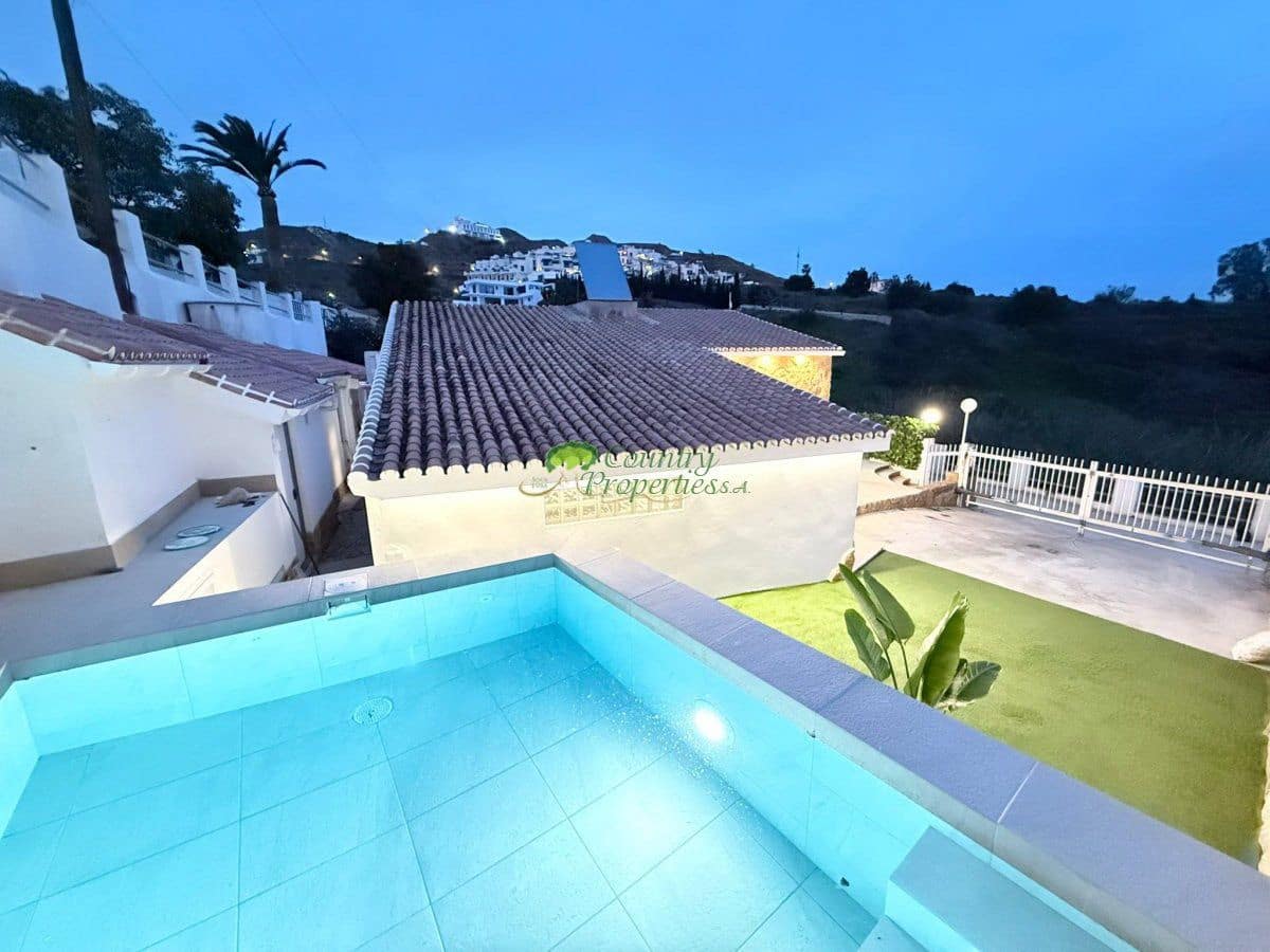 4 bedroom Villa for sale in Torrox with garage - € 450,000 (Ref: 9446010)
