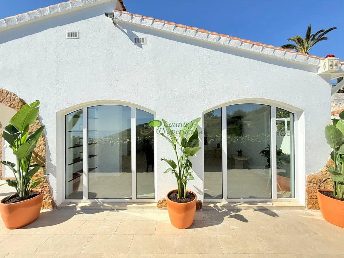4 bedroom Villa for sale in Torrox with garage - € 450,000 (Ref: 9446010)
