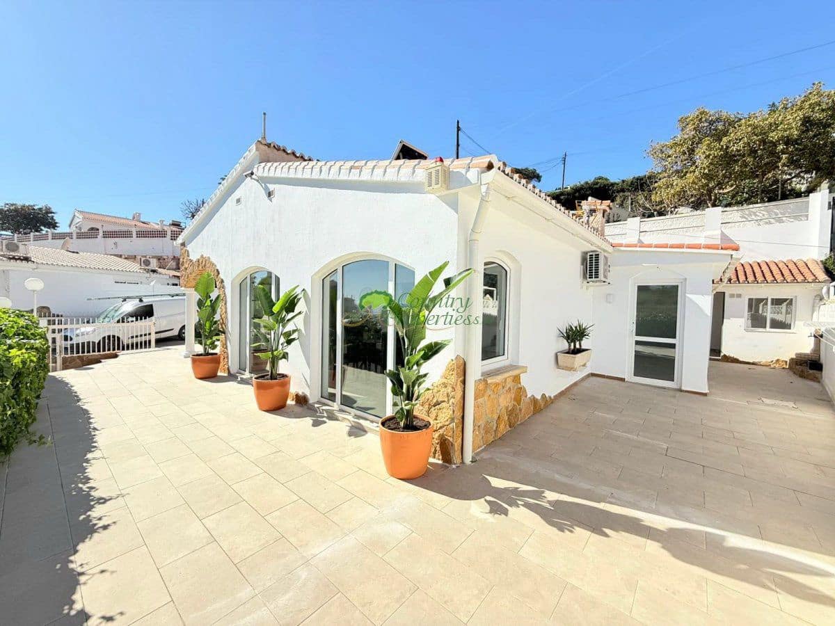 4 bedroom Villa for sale in Torrox with garage - € 450,000 (Ref: 9446010)