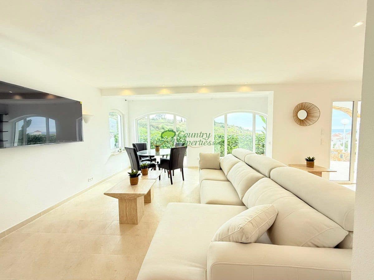 4 bedroom Villa for sale in Torrox with garage - € 450,000 (Ref: 9446010)