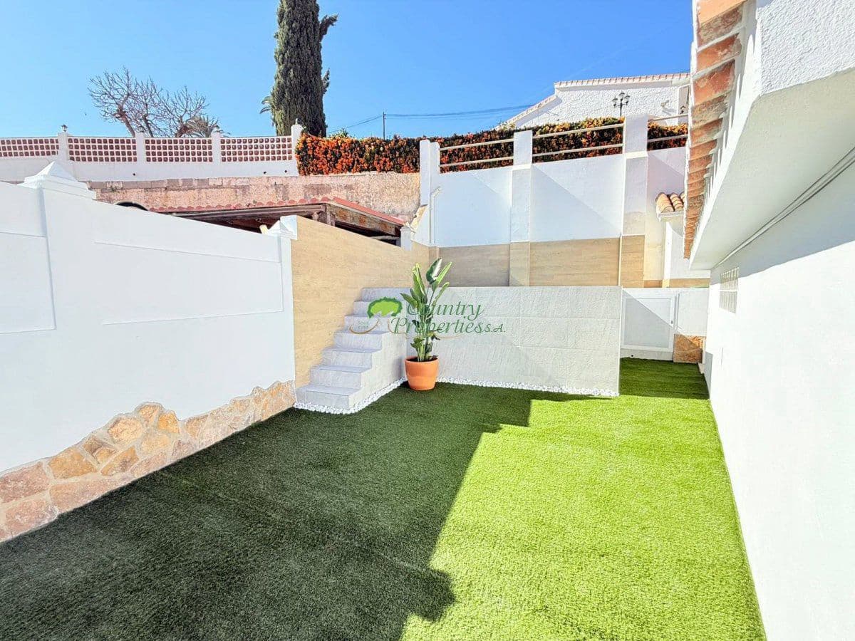 4 bedroom Villa for sale in Torrox with garage - € 450,000 (Ref: 9446010)