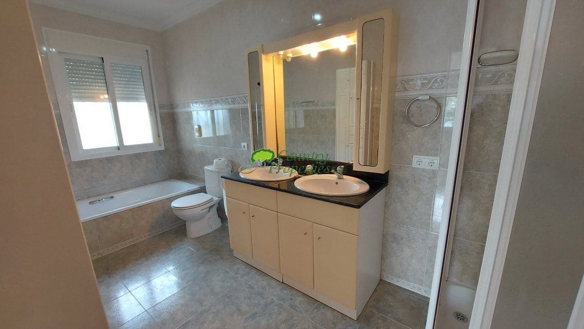 5 bedroom Finca/Country House for sale in Arenas with garage - € 595,000 (Ref: 9535871)