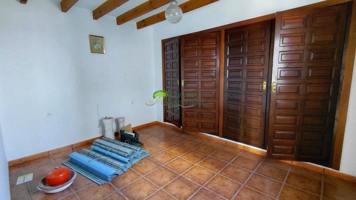 4 slaapkamer Huis te koop in Competa met garage - € 179.000 (Ref: 9551031)