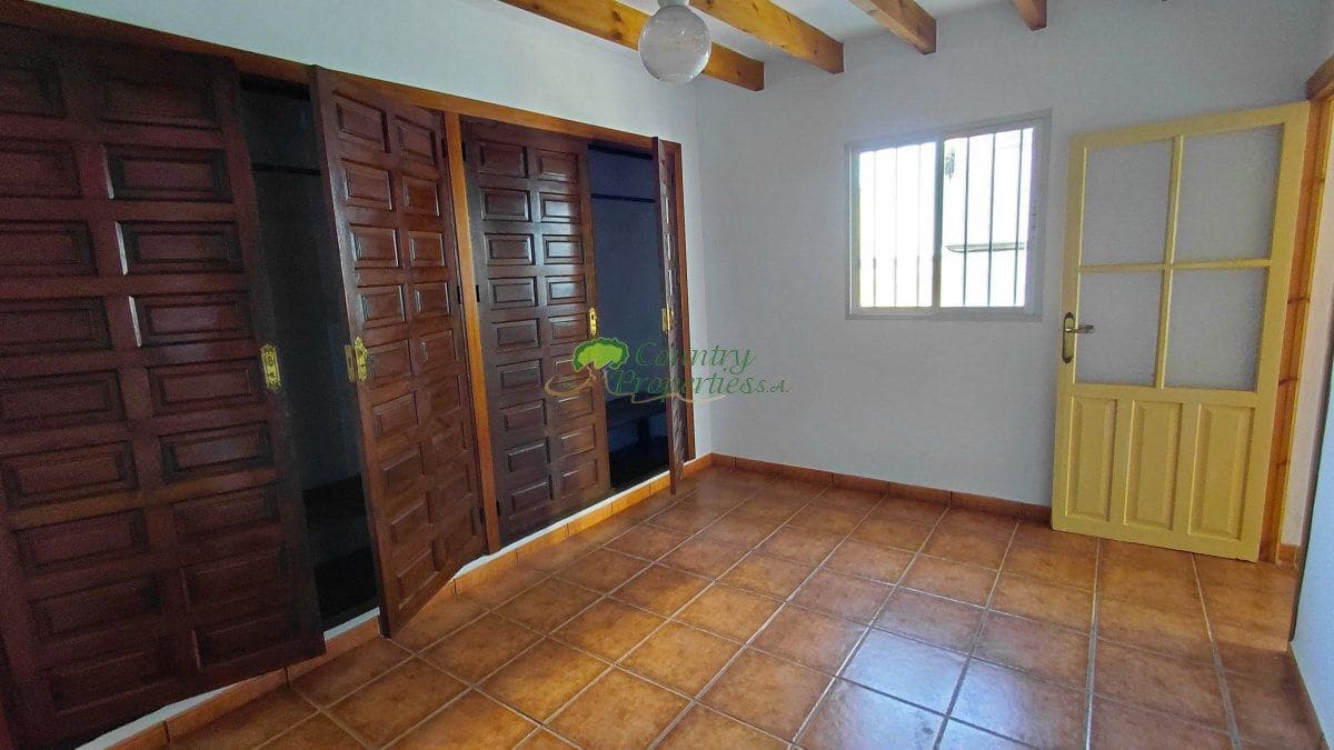 4 slaapkamer Huis te koop in Competa met garage - € 179.000 (Ref: 9551031)