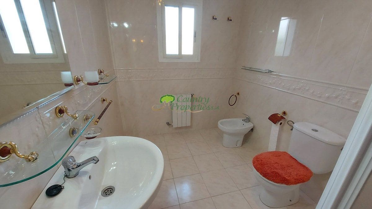 4 bedroom Finca/Country House for sale in Canillas de Aceituno - € 449,000 (Ref: 9726435)