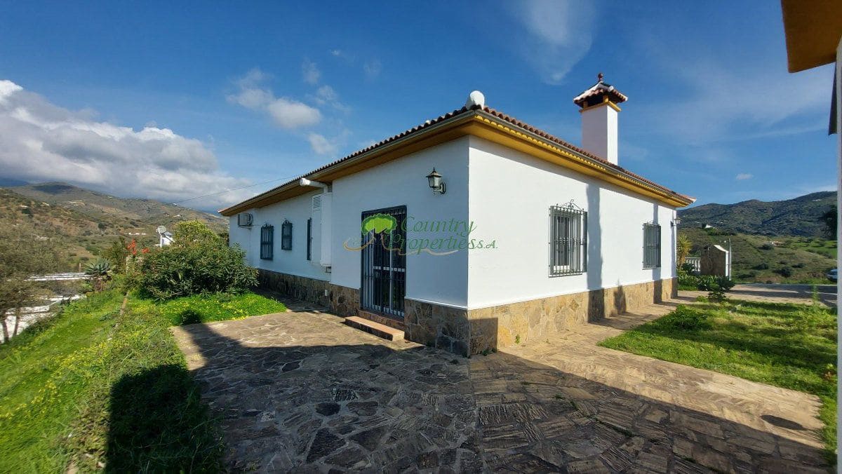 4 bedroom Finca/Country House for sale in Canillas de Aceituno - € 449,000 (Ref: 9726435)