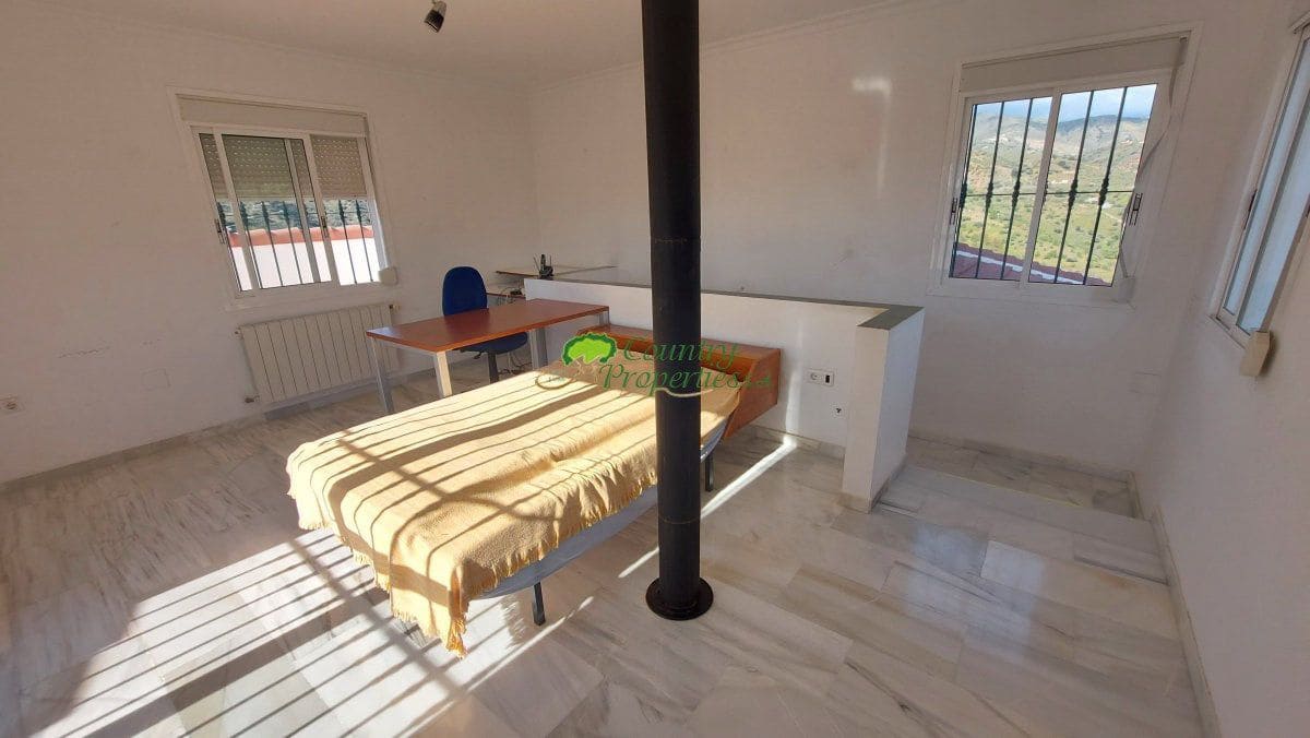 4 slaapkamer Finca/Landhuis te koop in Canillas de Aceituno met zwembad garage - € 449.000 (Ref: 9726435)