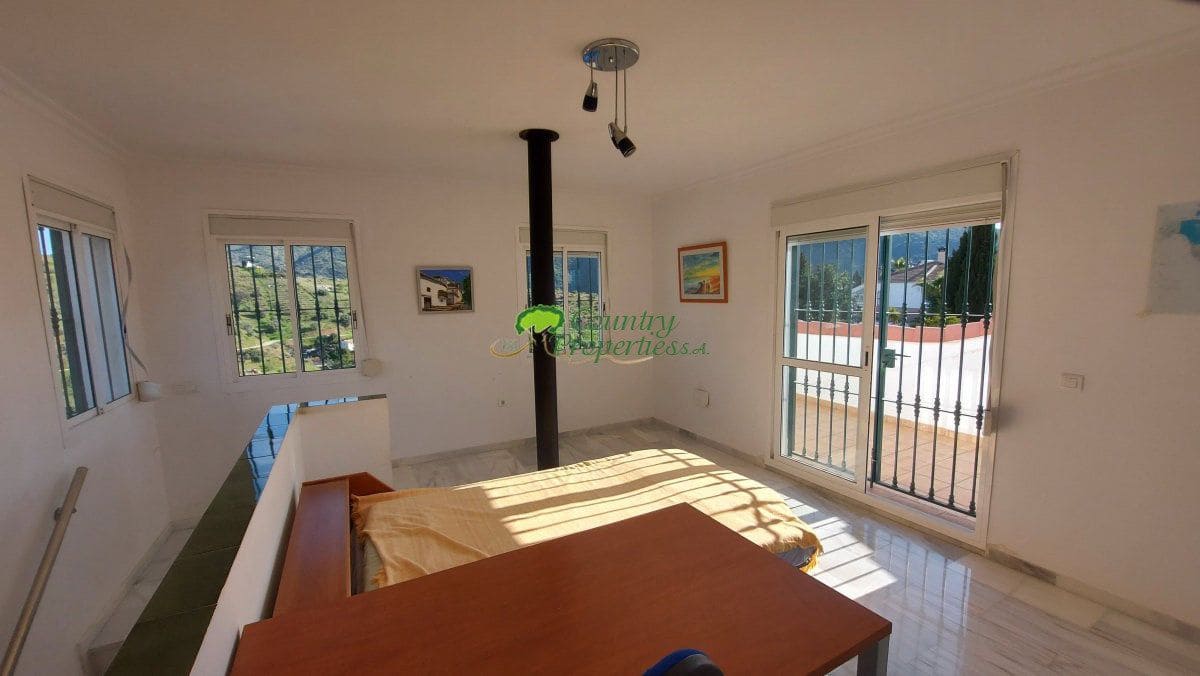 4 slaapkamer Finca/Landhuis te koop in Canillas de Aceituno met zwembad garage - € 449.000 (Ref: 9726435)