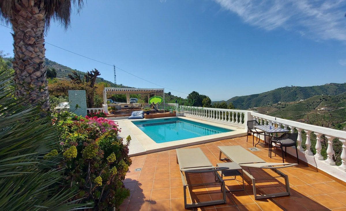 4 bedroom Finca/Country House for sale in Torrox with garage - € 599,000 (Ref: 9763531)