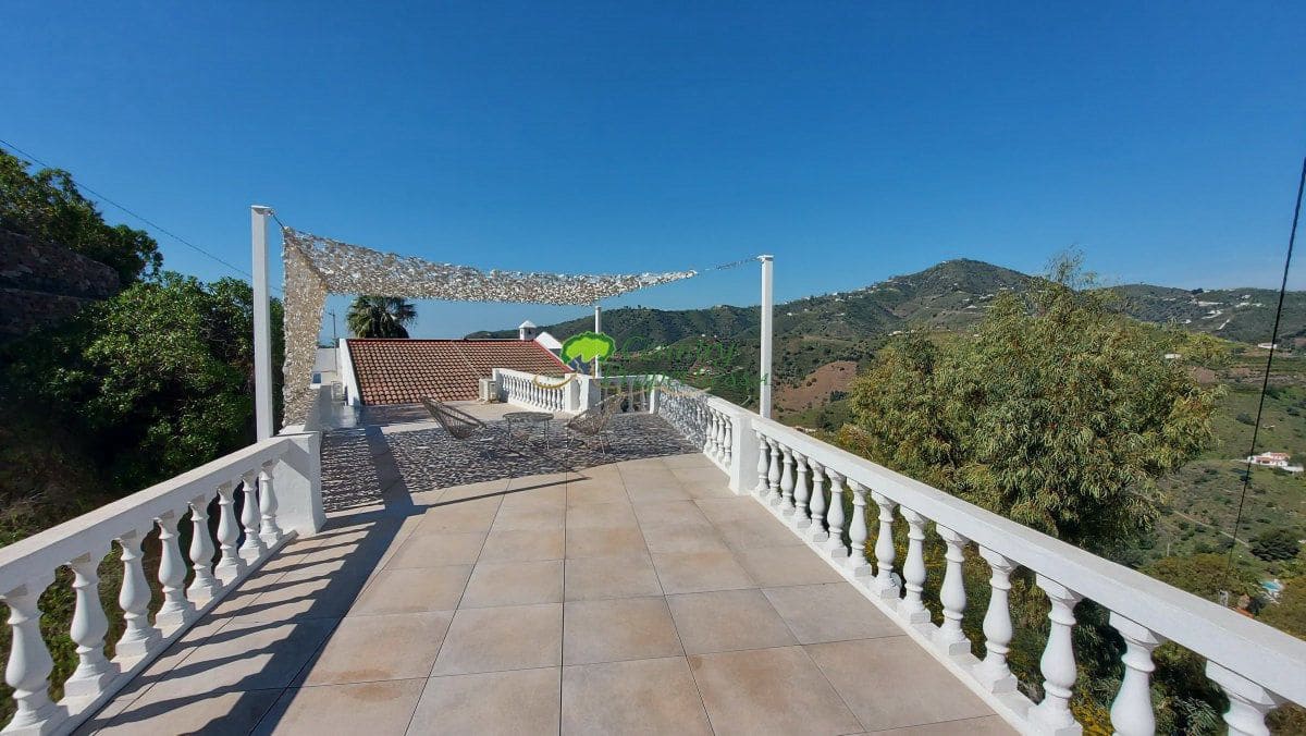 4 bedroom Finca/Country House for sale in Torrox with garage - € 599,000 (Ref: 9763531)