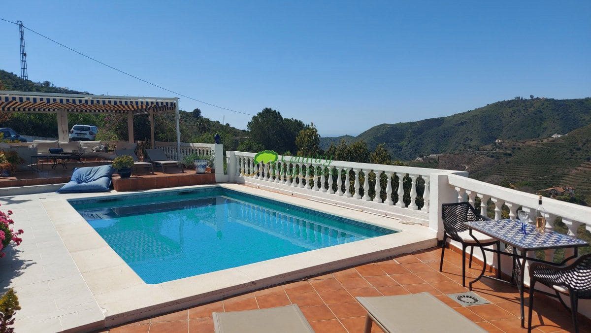 4 bedroom Finca/Country House for sale in Torrox with garage - € 599,000 (Ref: 9763531)
