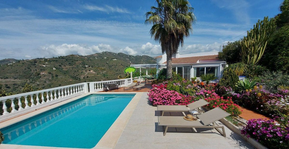 4 bedroom Finca/Country House for sale in Torrox with garage - € 599,000 (Ref: 9763531)