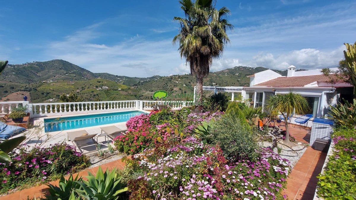 4 bedroom Finca/Country House for sale in Torrox with garage - € 599,000 (Ref: 9763531)