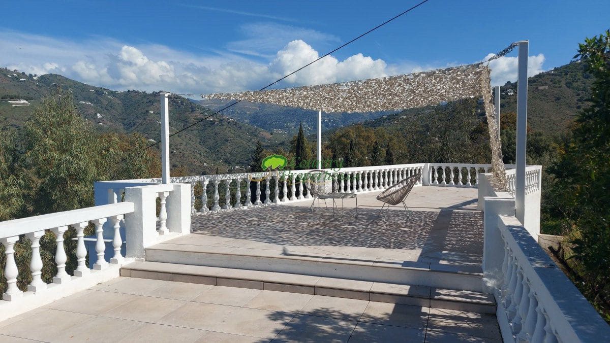 4 bedroom Finca/Country House for sale in Torrox with garage - € 599,000 (Ref: 9763531)