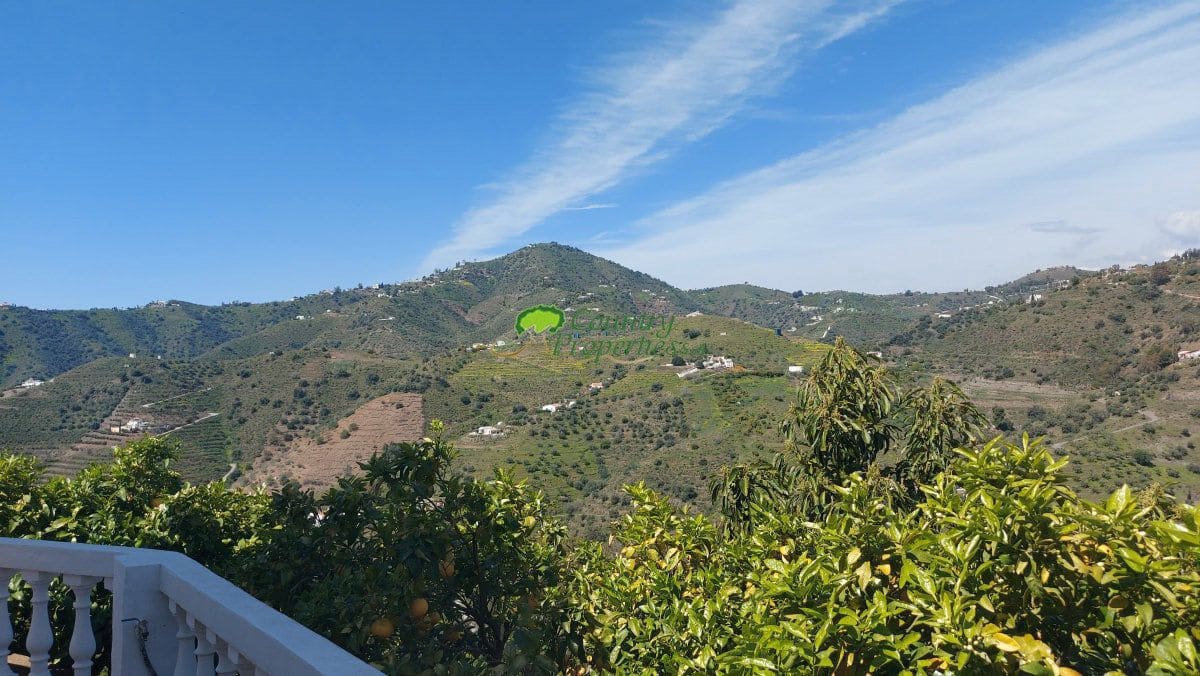 4 bedroom Finca/Country House for sale in Torrox with garage - € 599,000 (Ref: 9763531)