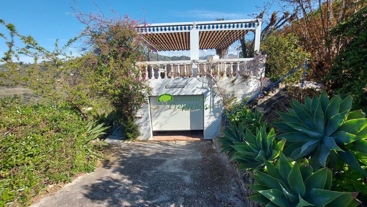 4 bedroom Finca/Country House for sale in Torrox with garage - € 599,000 (Ref: 9763531)