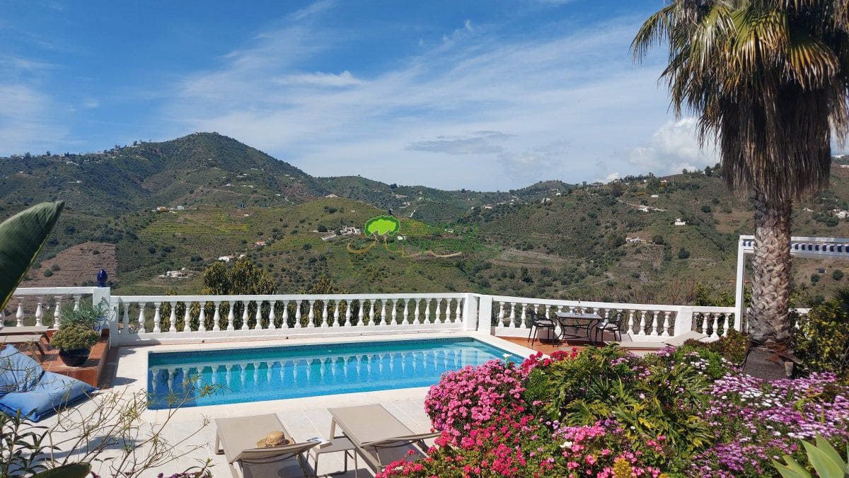 4 bedroom Finca/Country House for sale in Torrox with garage - € 599,000 (Ref: 9763531)