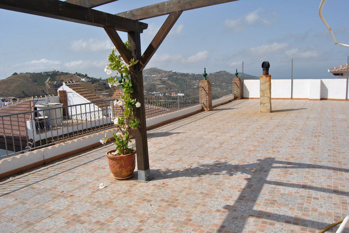 4 bedroom Townhouse for sale in Competa with garage - € 342,000 (Ref: 9777741)