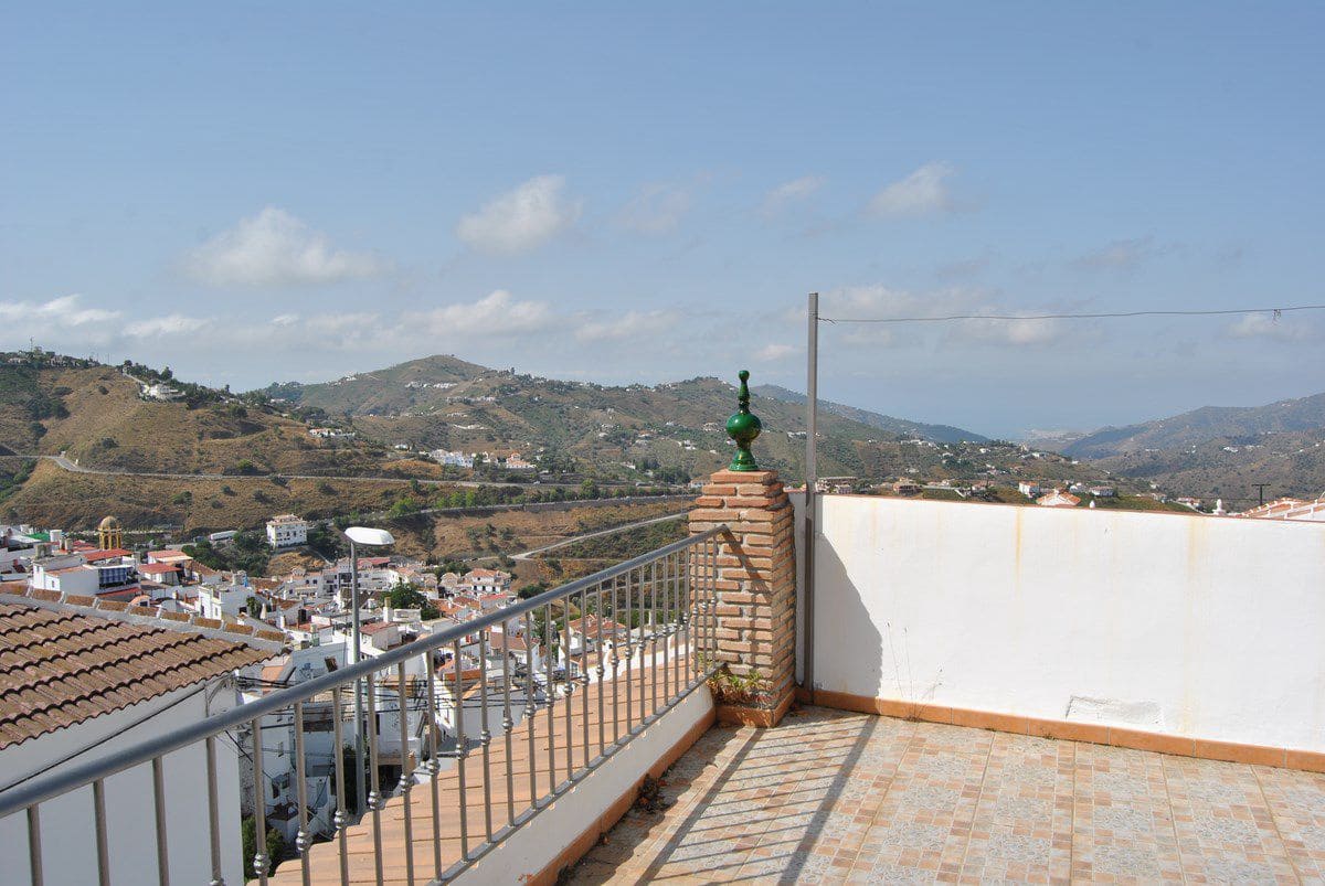 4 bedroom Townhouse for sale in Competa with garage - € 342,000 (Ref: 9777741)