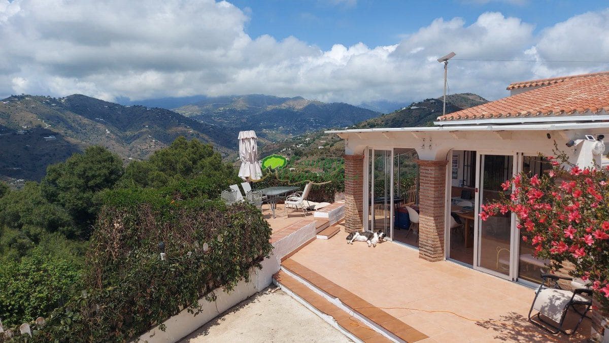 3 bedroom Finca/Country House for sale in Torrox - € 475,000 (Ref: 9838967)