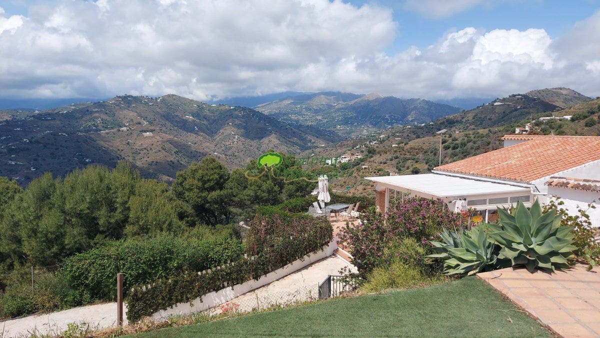 3 bedroom Finca/Country House for sale in Torrox - € 475,000 (Ref: 9838967)
