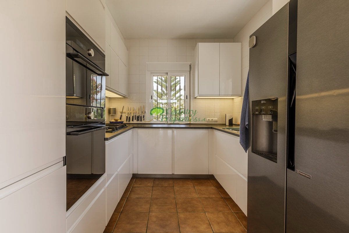6 bedroom Finca/Country House for sale in Sayalonga with garage - € 699,000 (Ref: 9849128)