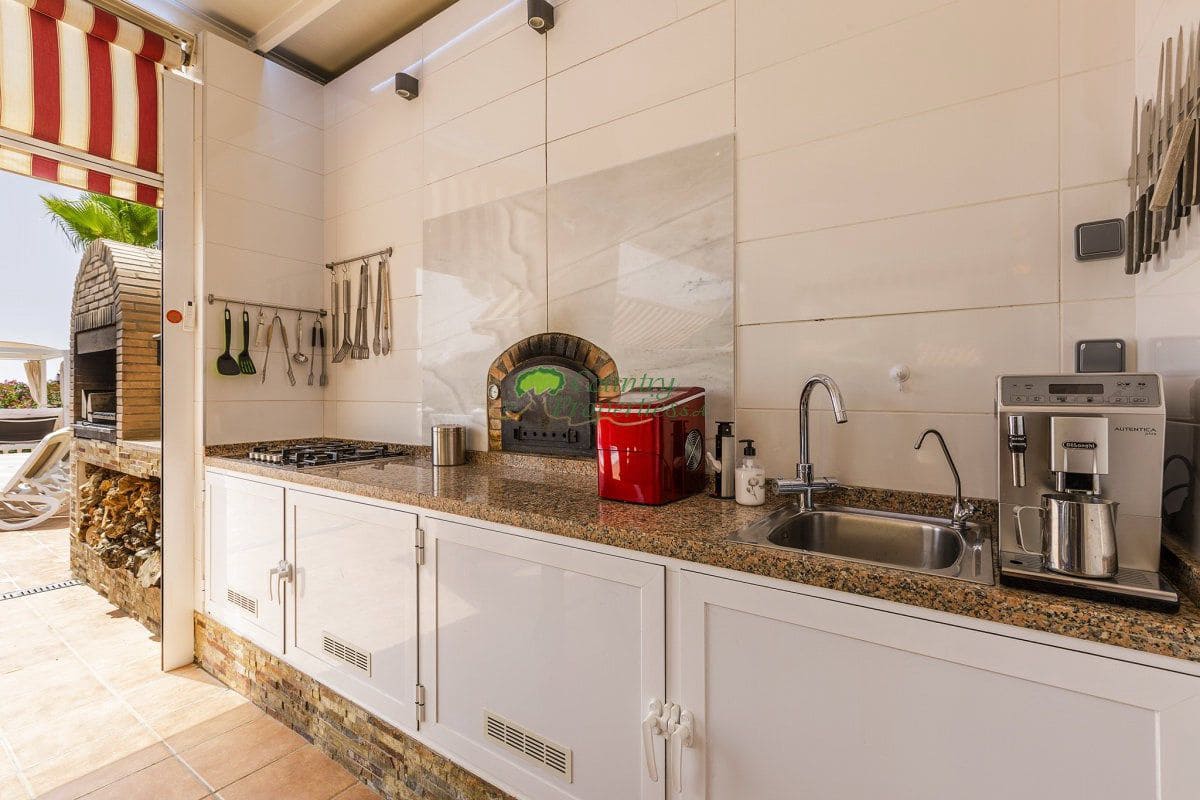 6 bedroom Finca/Country House for sale in Sayalonga with garage - € 699,000 (Ref: 9849128)