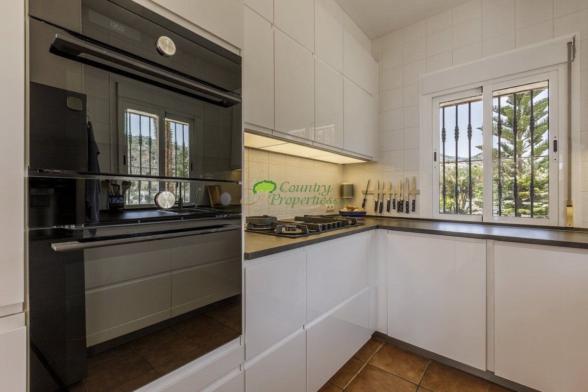 6 bedroom Finca/Country House for sale in Sayalonga with garage - € 699,000 (Ref: 9849128)