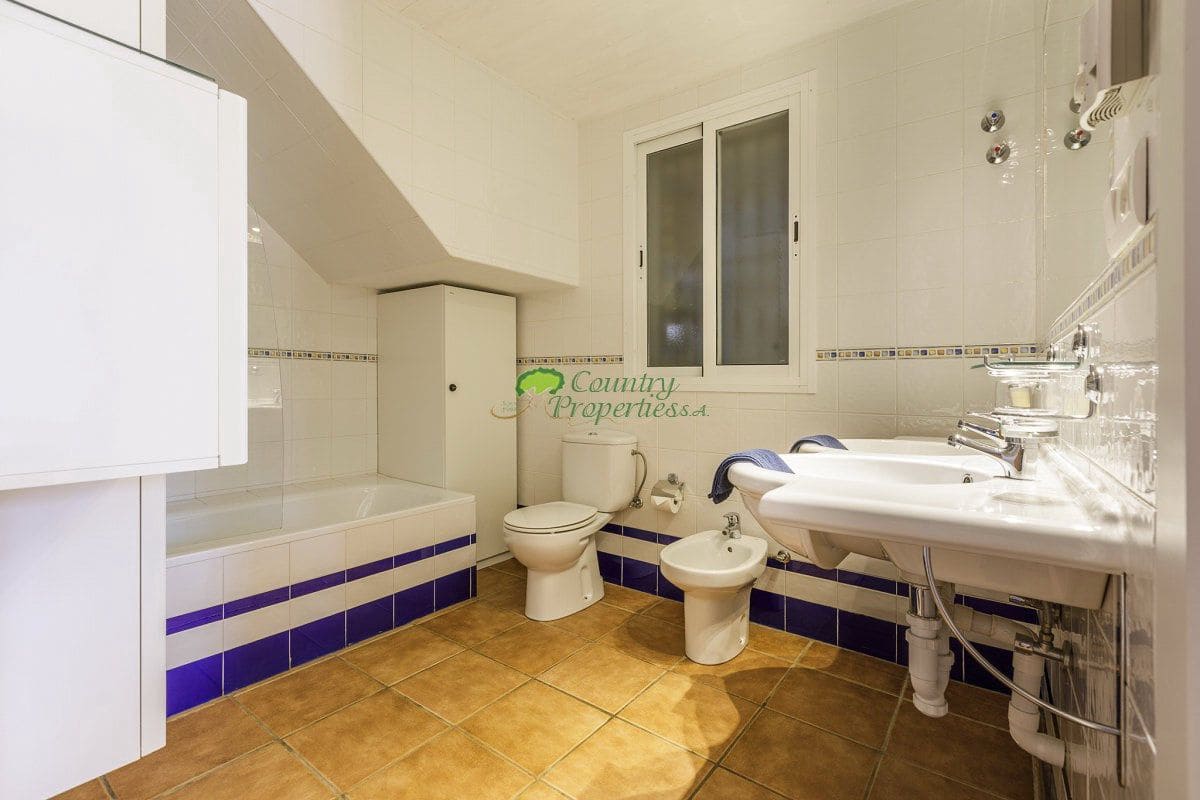 6 bedroom Finca/Country House for sale in Sayalonga with garage - € 699,000 (Ref: 9849128)