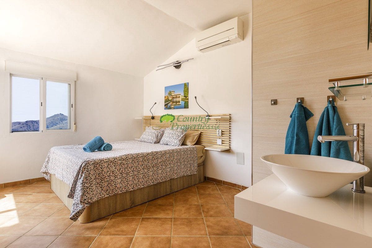 6 bedroom Finca/Country House for sale in Sayalonga with garage - € 699,000 (Ref: 9849128)