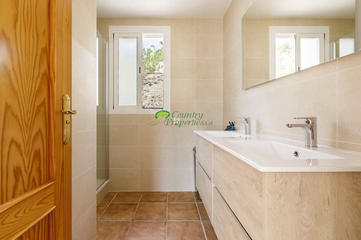 6 bedroom Finca/Country House for sale in Sayalonga with garage - € 699,000 (Ref: 9849128)