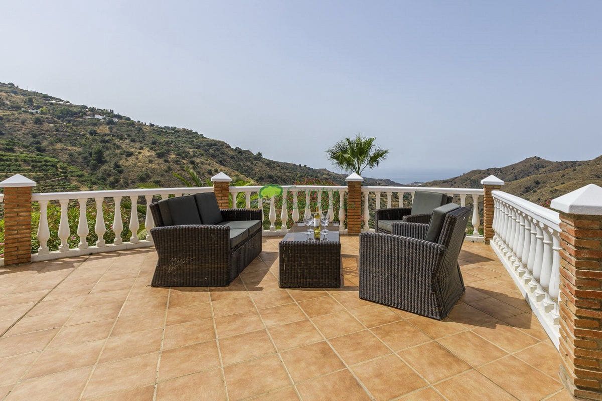 6 bedroom Finca/Country House for sale in Sayalonga with garage - € 699,000 (Ref: 9849128)