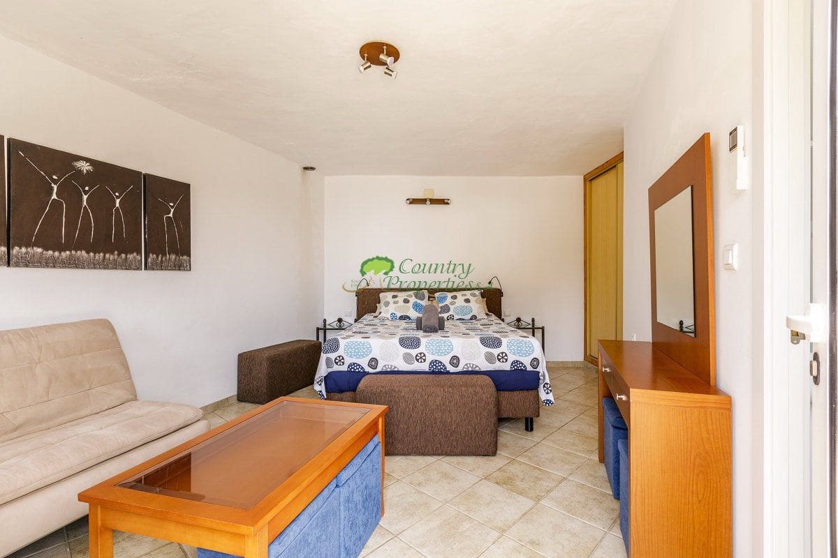 6 bedroom Finca/Country House for sale in Sayalonga with garage - € 699,000 (Ref: 9849128)