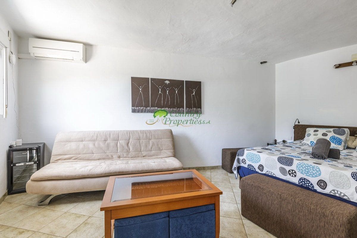 6 bedroom Finca/Country House for sale in Sayalonga with garage - € 699,000 (Ref: 9849128)