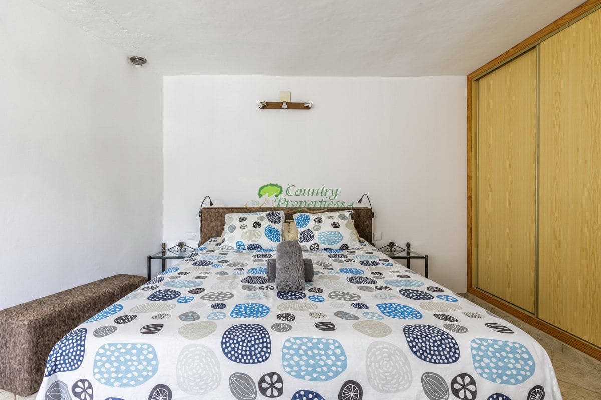 6 bedroom Finca/Country House for sale in Sayalonga with garage - € 699,000 (Ref: 9849128)