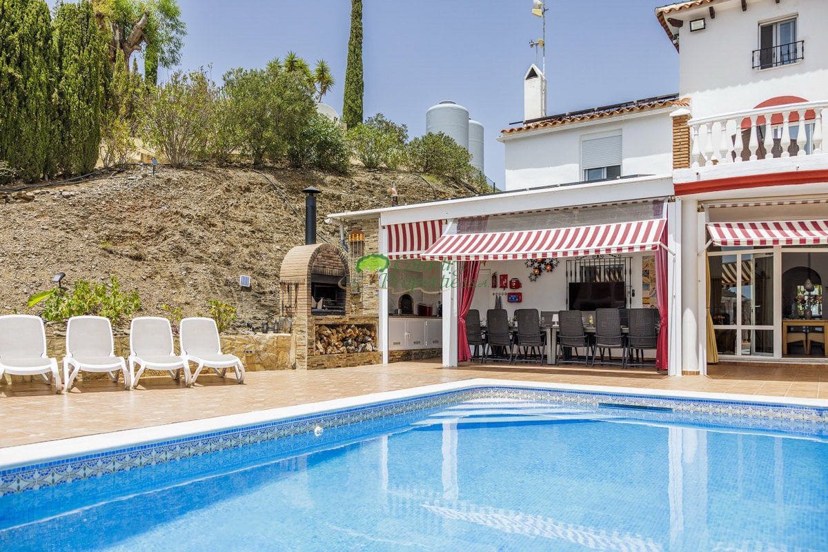 6 bedroom Finca/Country House for sale in Sayalonga with garage - € 699,000 (Ref: 9849128)