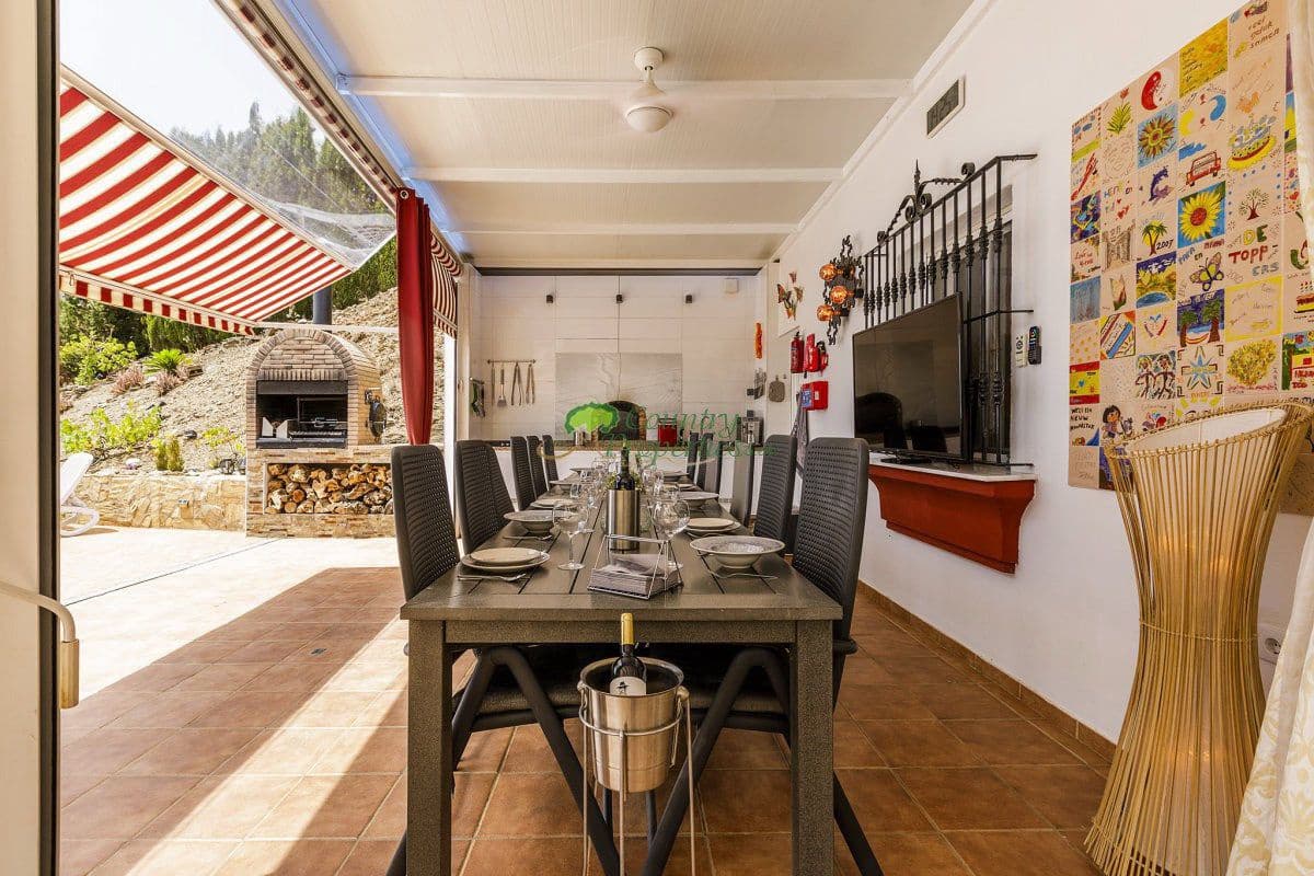 6 bedroom Finca/Country House for sale in Sayalonga with garage - € 699,000 (Ref: 9849128)