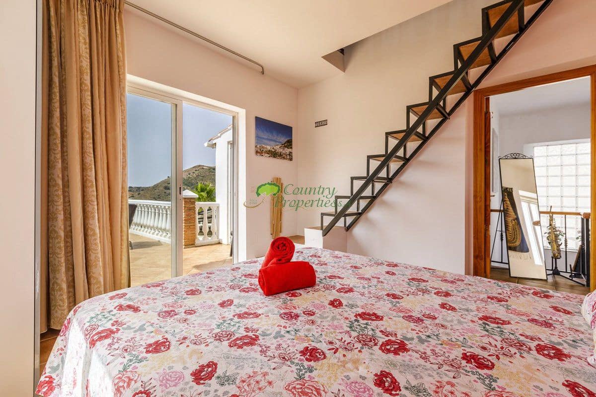 6 bedroom Finca/Country House for sale in Sayalonga with garage - € 699,000 (Ref: 9849128)