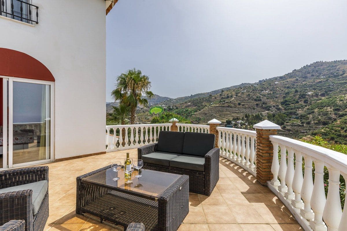 6 bedroom Finca/Country House for sale in Sayalonga with garage - € 699,000 (Ref: 9849128)