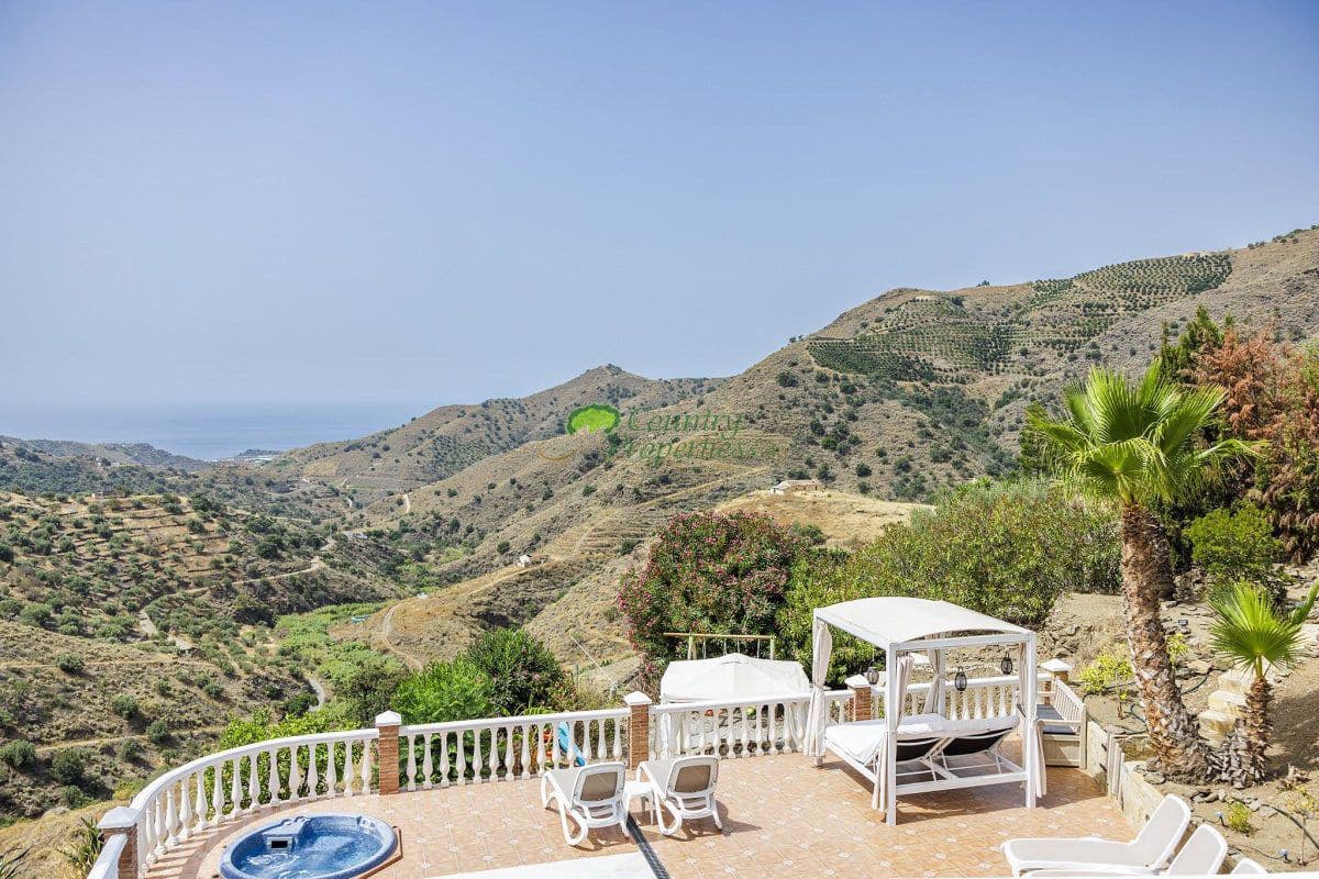 6 bedroom Finca/Country House for sale in Sayalonga with garage - € 699,000 (Ref: 9849128)