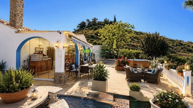 2 slaapkamer Finca/Landhuis te koop in Torrox met zwembad garage - € 420.000 (Ref: 9949296)
