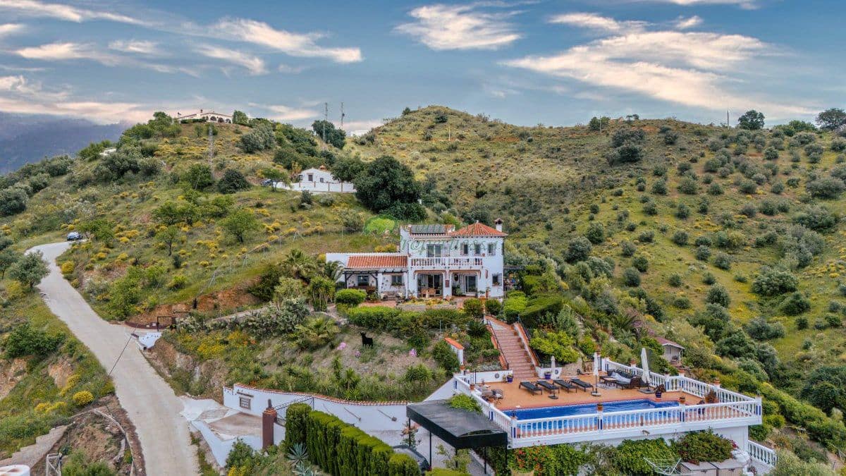 4 slaapkamer Finca/Landhuis te koop in Canillas de Aceituno met zwembad garage - € 695.000 (Ref: 9957569)