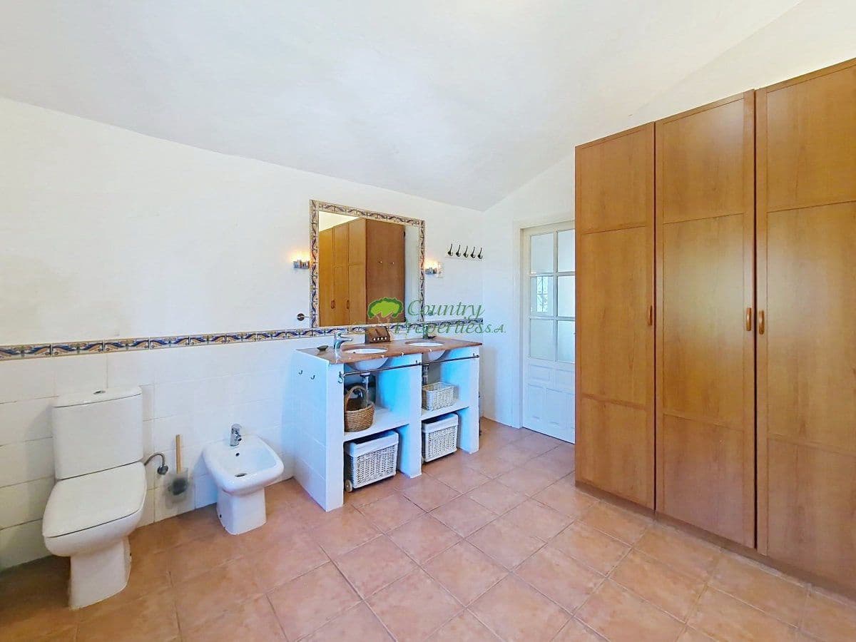 4 chambre Finca/Maison de Campagne à vendre à Velez-Malaga avec piscine garage - 635 000 € (Ref: 9966244)
