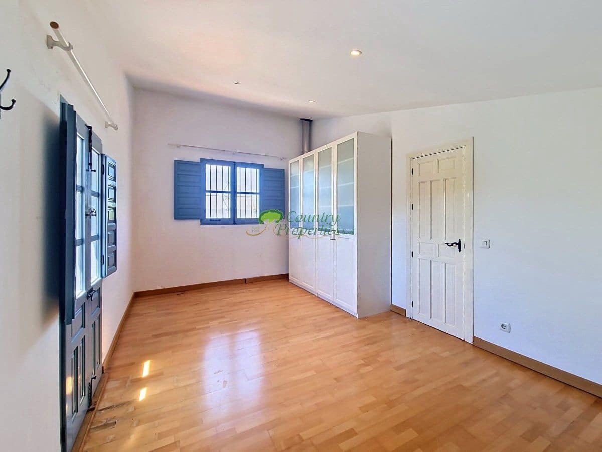 4 chambre Finca/Maison de Campagne à vendre à Velez-Malaga avec piscine garage - 635 000 € (Ref: 9966244)